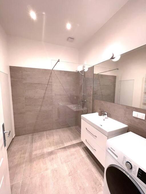 Brand New Spacious & Stylish Aptmt In City-Centre 비엔나 외부 사진